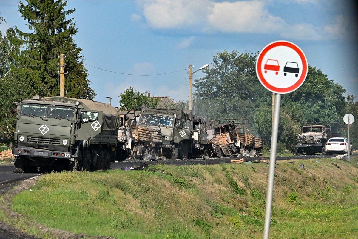 Вид на российскую военную колонну после обстрела ВСУ в Суджанском районе Курской области, 9 августа 2024 года. Фото: Анатолий Жданов / Коммерсантъ / AP / Scanpix / LETA