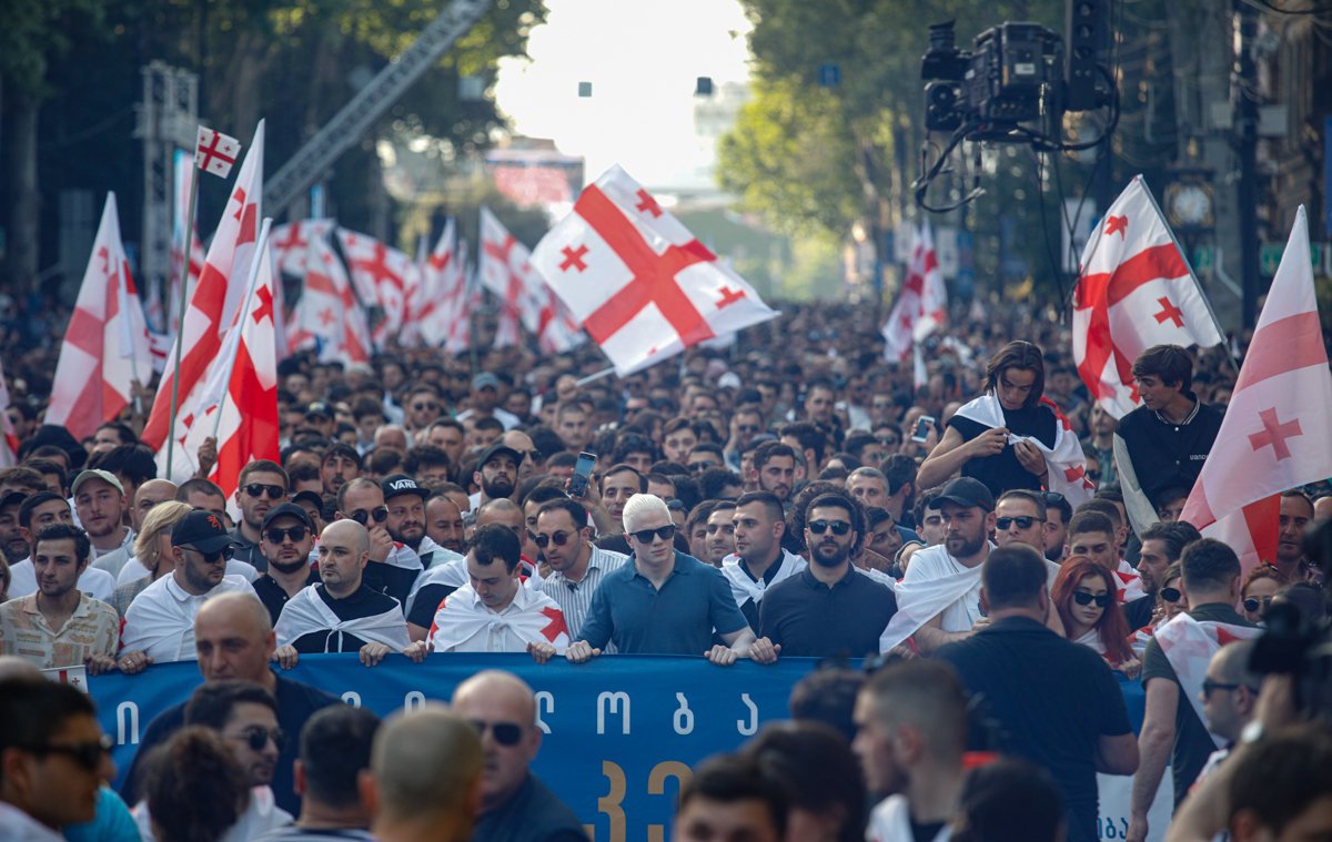 Митинг сторонников правящей партии «Грузинская мечта» в поддержку законопроекта об иностранных агентах. Фото: David Mdzinarishvili / EPA-EFE