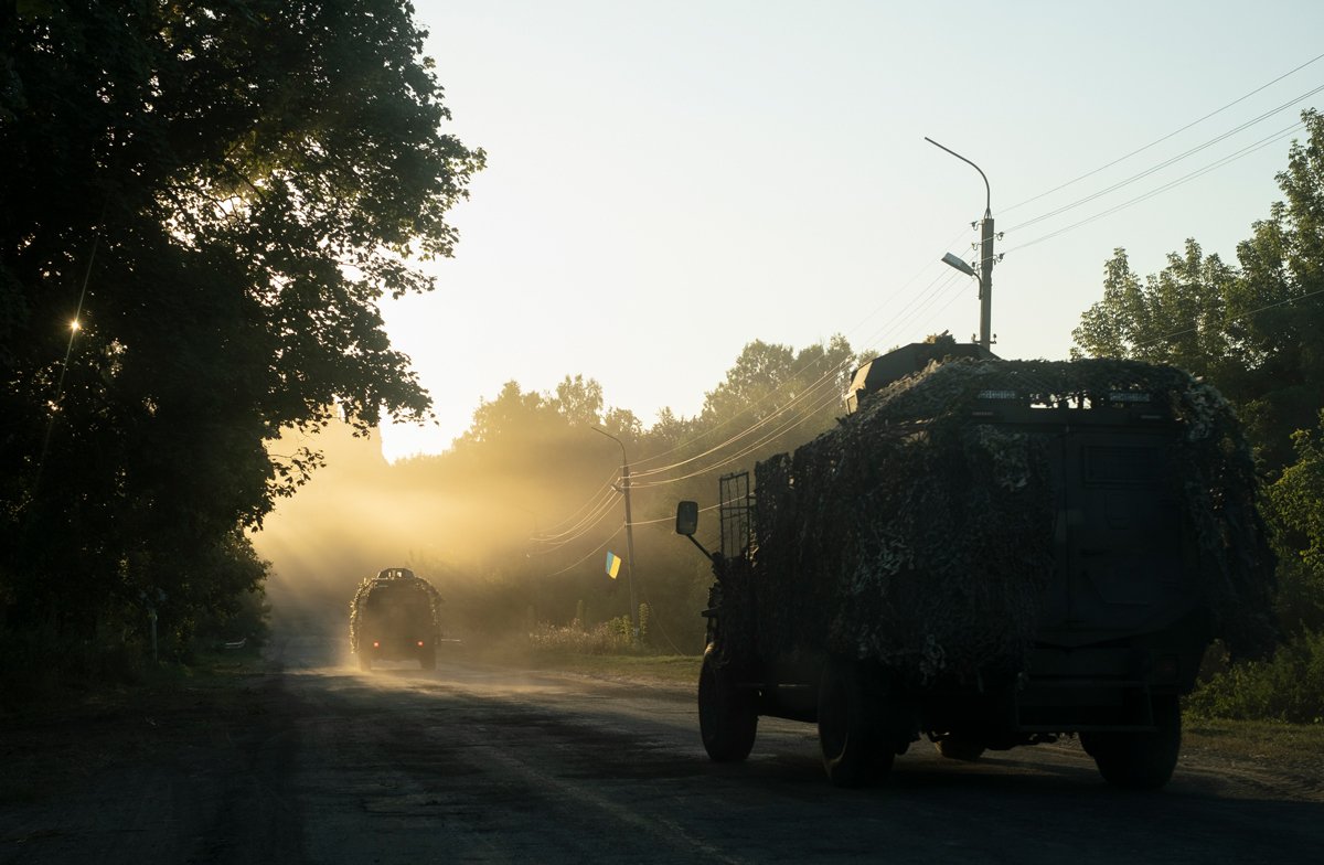 Военнослужащие ВСУ едут недалеко от российско-украинской границы в Сумской области Украины, 17 августа 2024 года. Фото: Георгий Иванченко / EPA-EFE