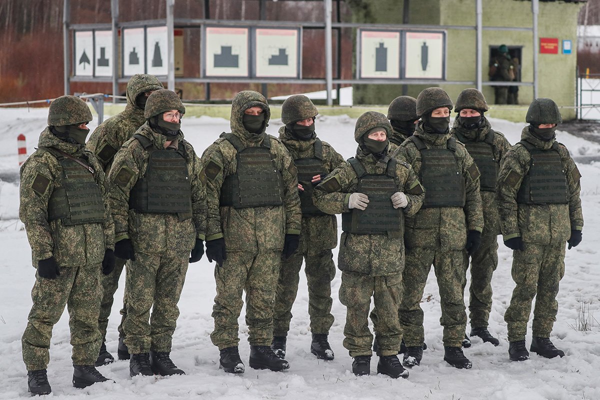 Мобилизованные проходят строевую подготовку в учебном центре Министерства обороны в Ногинске, Россия, 13 декабря 2022 года. Фото: Юрий Кочетков / EPA-EFE