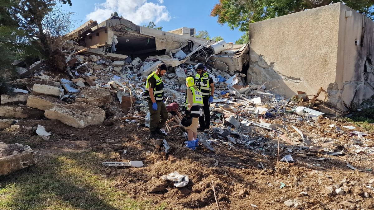 Валерия Дикштейн с мужем и сыном на месте поврежденного дома. Фото: Фото из семейного архива