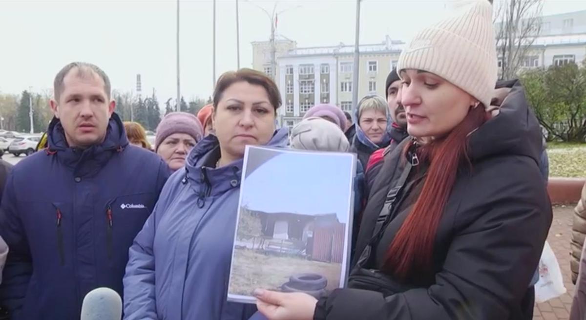 Жители Большесолдатского района Курской области вышли на митинг в Курске с просьбой выдать им сертификаты на жилье, скриншот: телеканал «Такт»