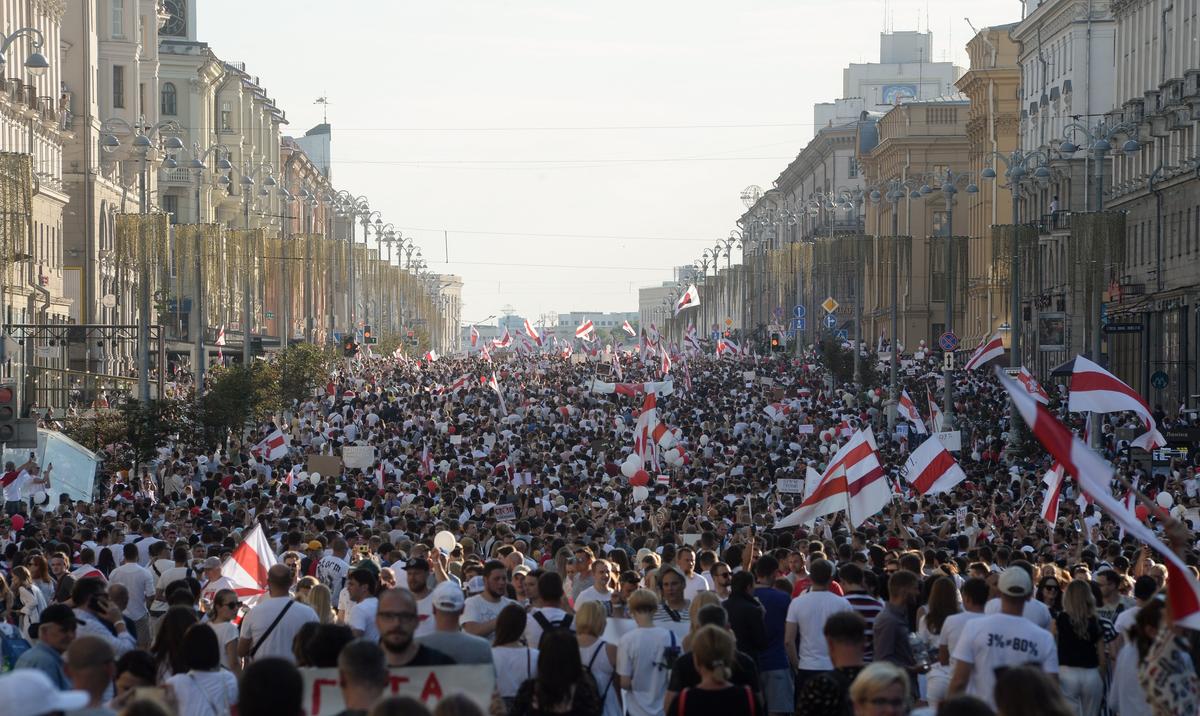 Жители Беларуси участвуют в оппозиционном митинге против полицейского произвола и результатов президентских выборов в Минске, 16 августа 2020 года. Фото: Yauhen Yerchak / EPA-EFE