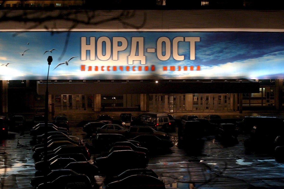 Общий вид театра в Москве, где в то время шел показ мюзикла «Норд Ост». Чеченские террористы внутри здания удерживали в заложниках от 900 до 1000 человек. 24 октября 2002 года. Фото: Сергей Ильницкий/EPA