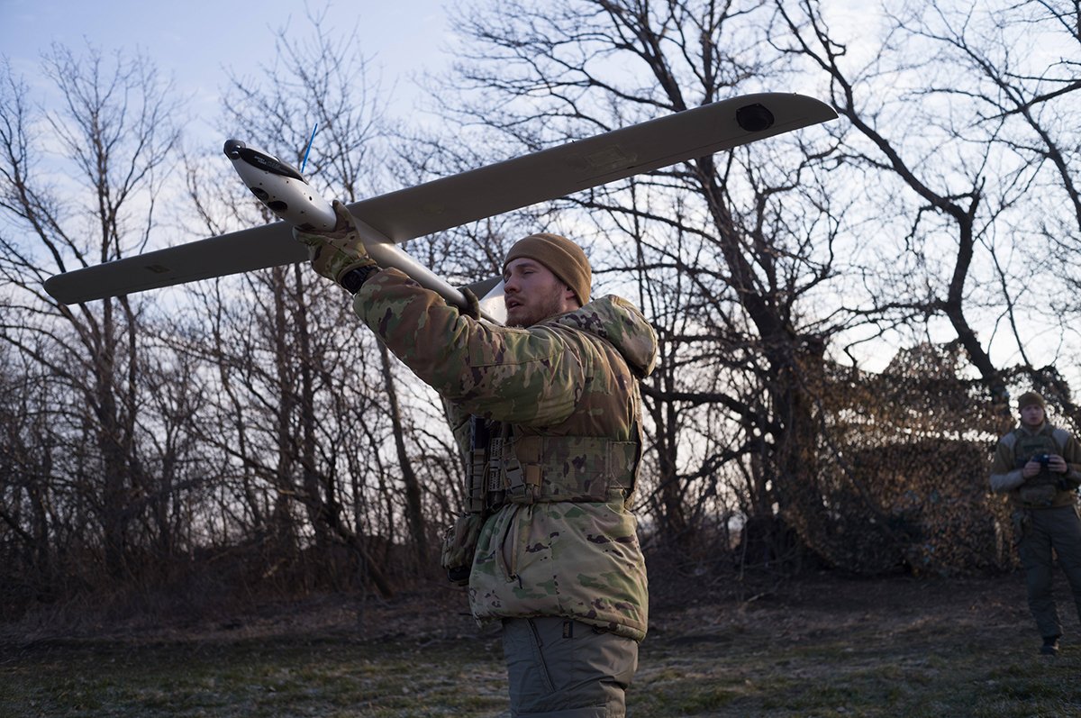 Военнослужащий ВСУ тестирует французский беспилотник DT27, Донбасс, Украина. Фото: Federico Quintana / SIPA / Shutterstock / Vida Press