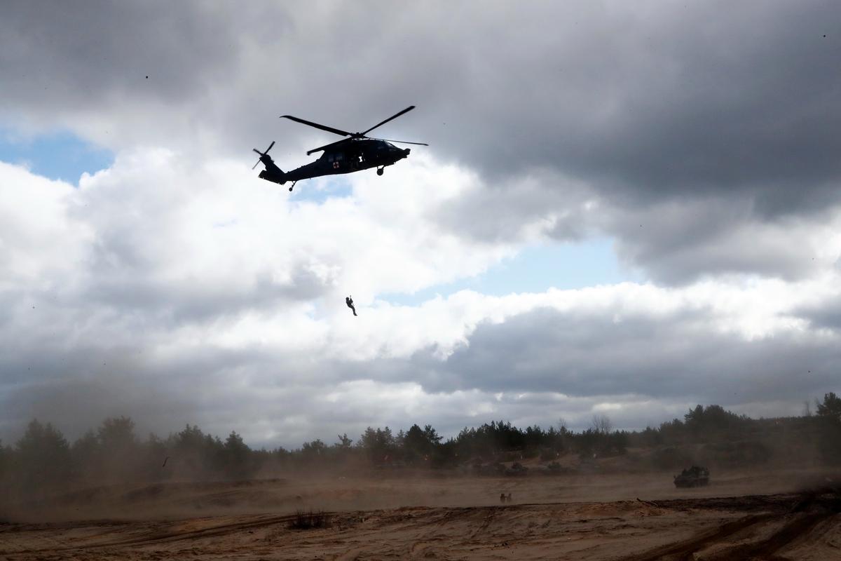 Военнослужащие армии США на вертолете MEDEVAC Black Hawk во время военных учений «Хрустальная стрела 2023» на военном полигоне Адажи, Латвия, март 2023 года. Фото: EPA-EFE/TOMS KALNINS