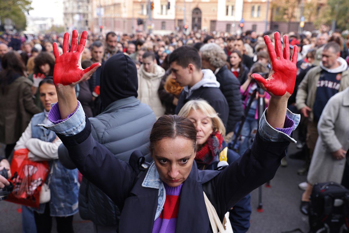 Протестующая на акции в поддержку жертв обрушения навеса на железнодорожном вокзале Нови-Сад в Белграде, 3 ноября 2024 года. Фото: Andrej Cukic / EPA-EFE