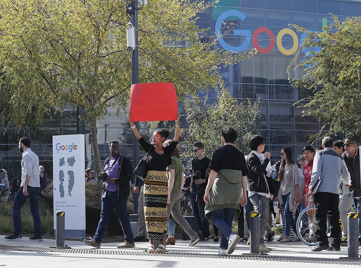 Забастовка сотрудников Google у здания Googleplex в штаб-квартире корпоративного кампуса Google в Маунтин-Вью, Калифорния, США, 1 ноября 2018. Фото: John G. Mabanglo / EPA-EFE