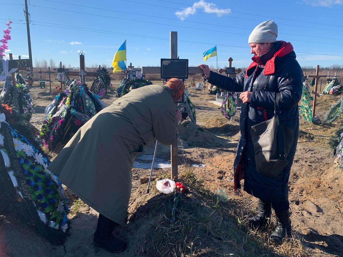 Ганна Григорьевна Романюк с дочерью Катериной у могилы Михайла. Фото: Ольга Мусафирова, специально для «Новой газеты Европа»