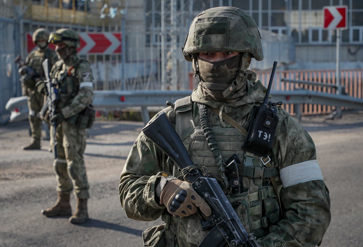 Российские военные на Каховской ГЭС, 20 мая 2022 года. Фото: Сергей Ильницкий / EPA-EFE