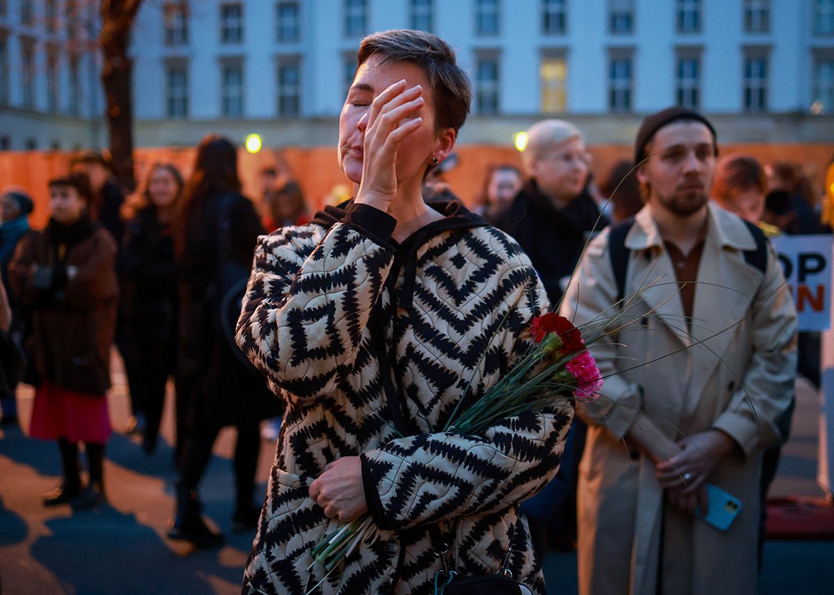 Протестующие перед российским посольством в Берлине, 16 февраля 2024 года. Фото: Clemens Bilan / EPA-EFE