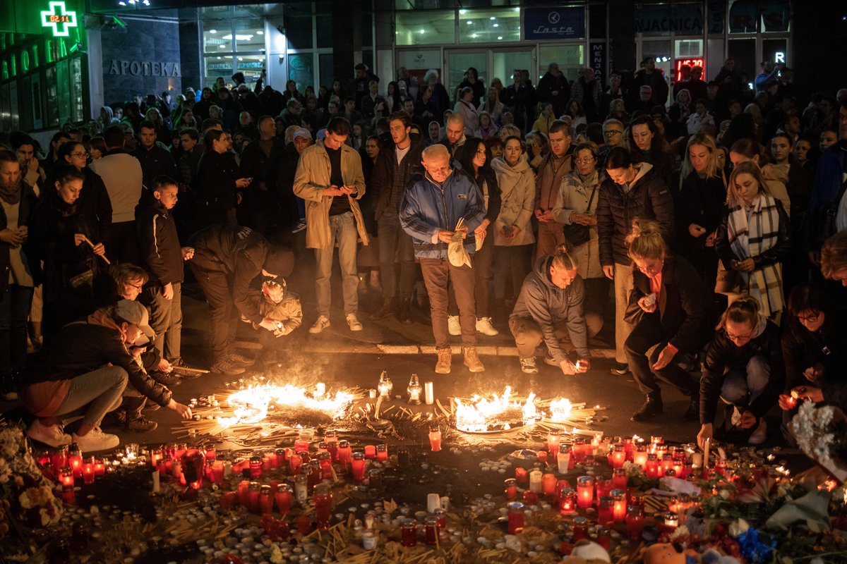 Местные жители возлагают цветы у спонтанного мемориала в память о погибших напротив вокзала в Нови Сад, 2 ноября 2024 года. Фото: Marko Djurica / Reuters / Scanpix / LETA