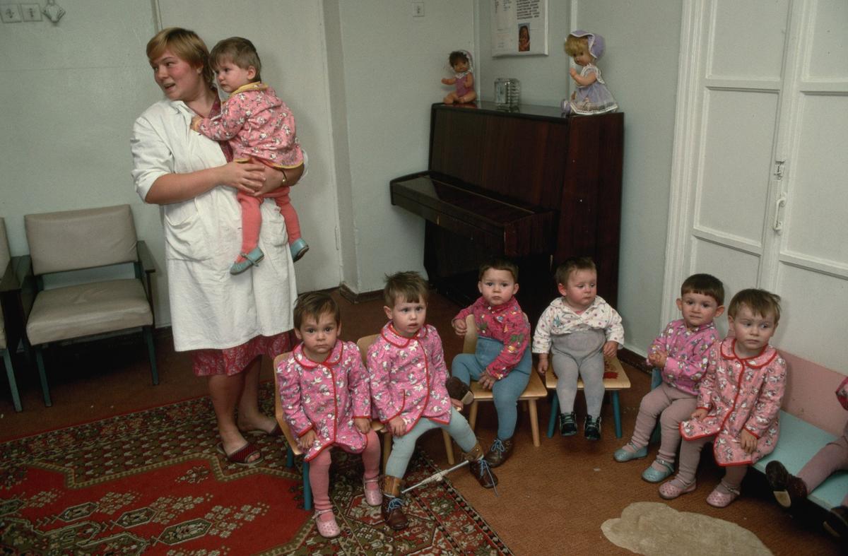 Воспитатель с воспитанниками тульского детского дома. СССР, 1991 год. Фото: Peter Turnley / Corbis / VCG / Getty Images