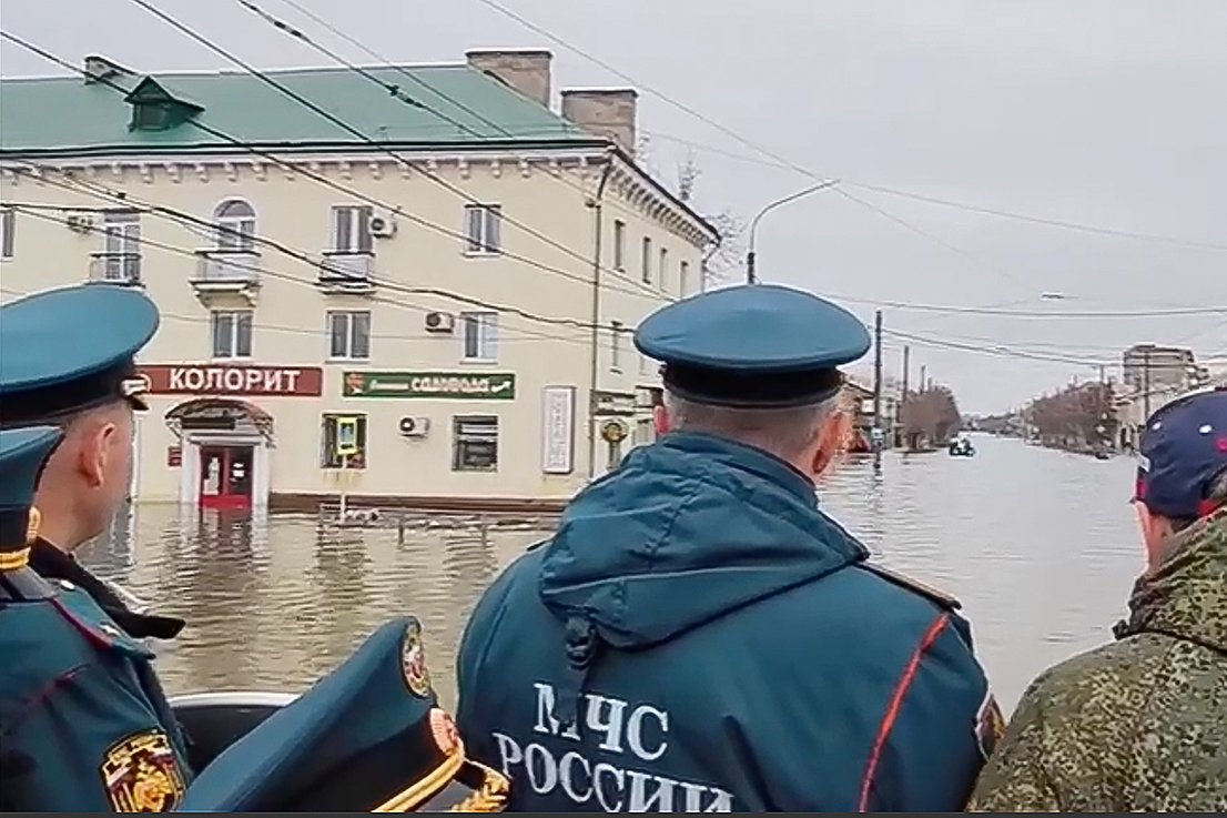 На фотографии, взятой из раздаточного видеоролика, предоставленного Министерством по чрезвычайным ситуациям России, видно, как министр по чрезвычайным ситуациям России Александр Куренков осматривает зону затопления в Орске, Оренбургская область, Россия, 7 апреля 2024 года. Фото: Раздаточный материал пресс-службы МЧС / EPA-EFE