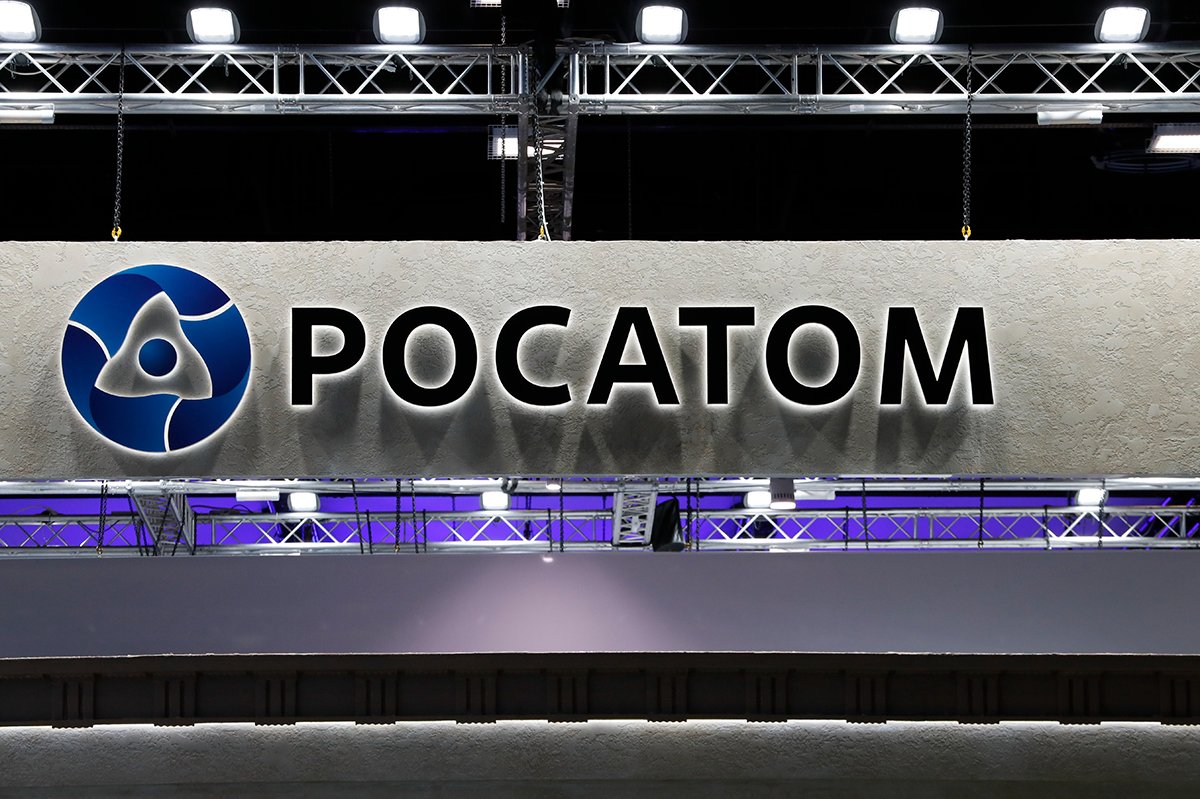 Логотип «Росатома» на Петербургском международном экономическом форуме (ПМЭФ) в Санкт-Петербурге, Россия, 18 июня 2022 года. Фото: Анатолий Мальцев / EPA-EFE