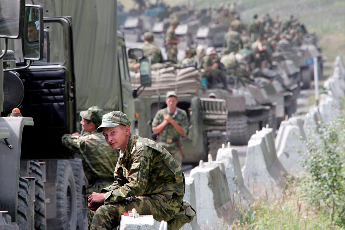 Колонна российских военных в Южной Осетии, Грузия, 9 августа 2008 года. Фото: Юрий Кочетков / EPA