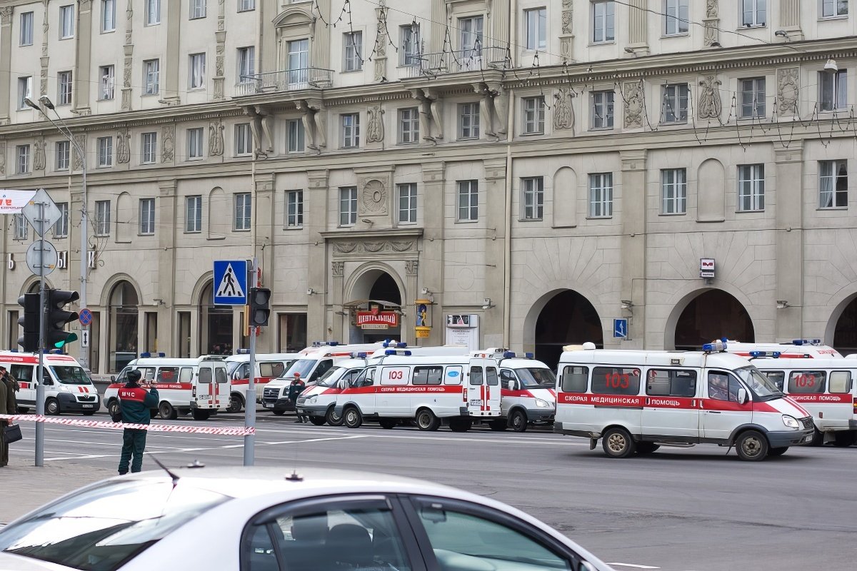 Ситуация у станции метро после теракта в Минске, 11 апреля 2011 года. Фото: Антон Мотолько / Wizardist / Wikimedia (CC BY-SA 3.0 DEED)