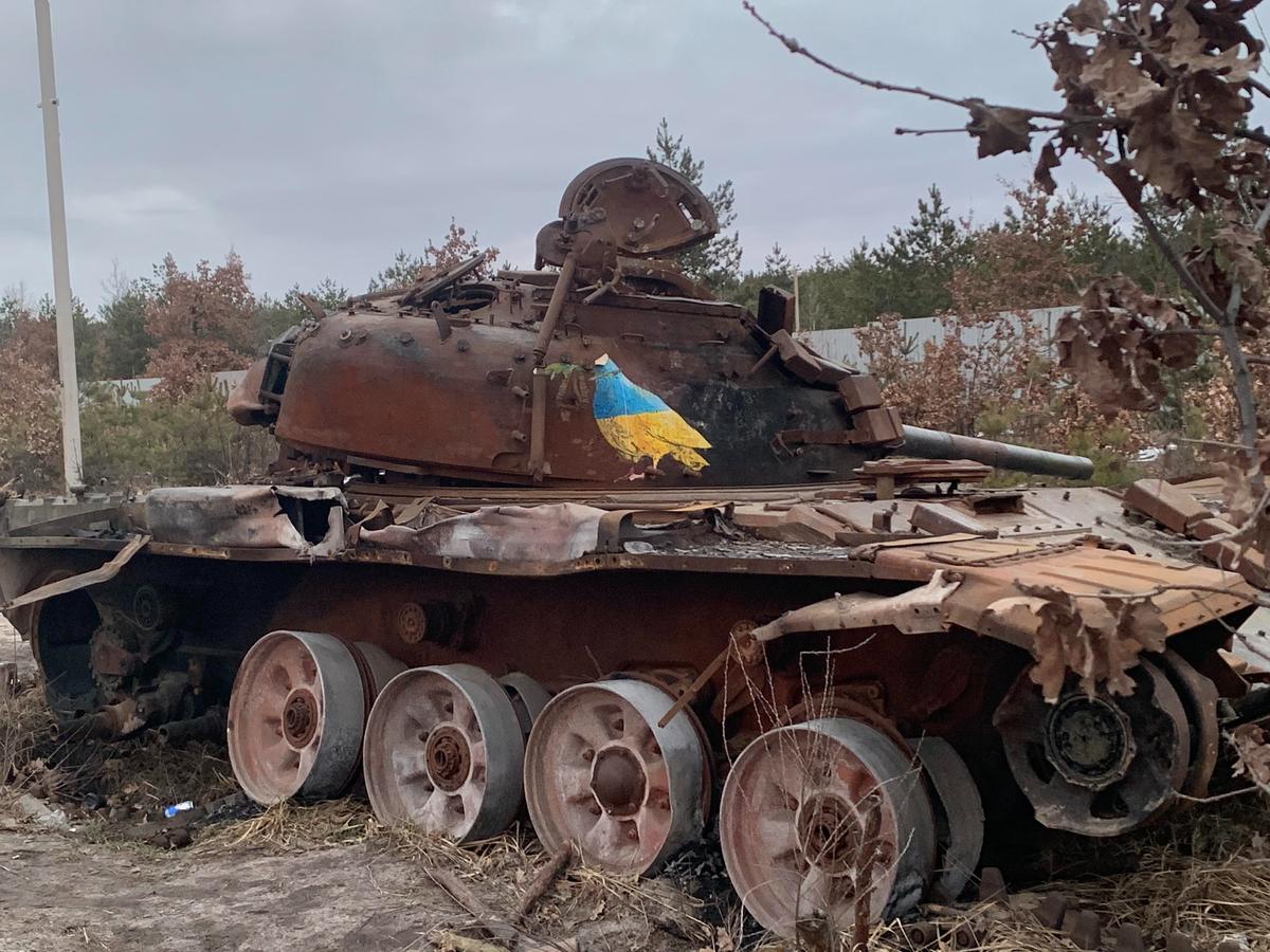 Разбитые и уже ржавые танки на дороге, ведущей в сторону Бучи. Фото: Ольга Мусафирова, специально для «Новой газеты Европа»