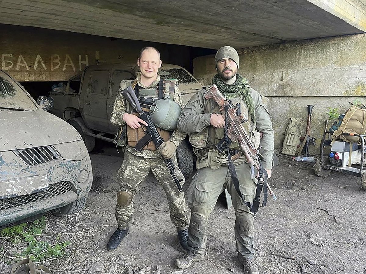 Василий Веремейчик с боевым товарищем. Фото:  svaboda.org