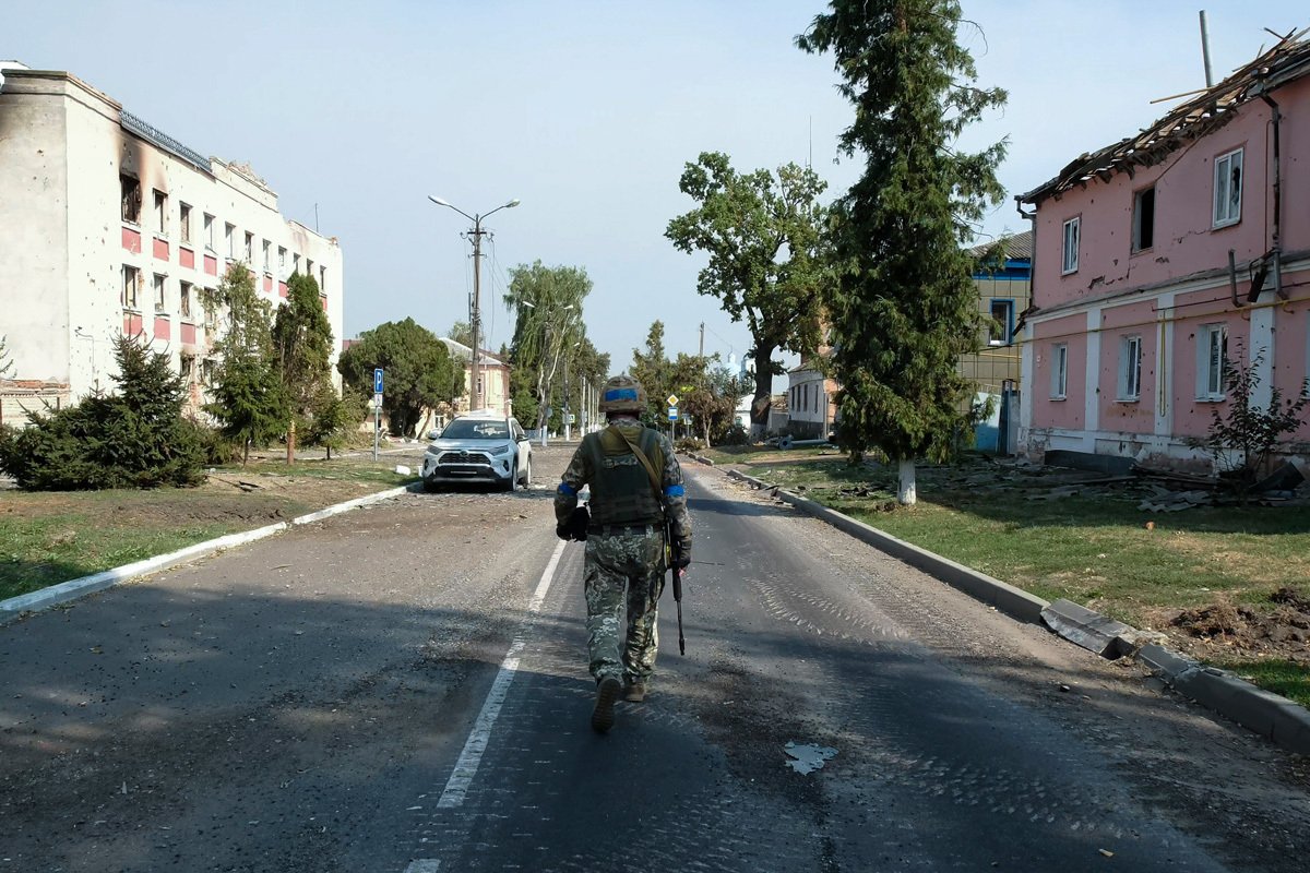 Украинский военнослужащий патрулирует улицы Суджи в Курской области, 21 августа 2024 года. Фото: EPA-EFE