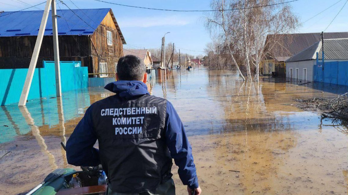 В Орске Оренбургской области прорвало дамбу