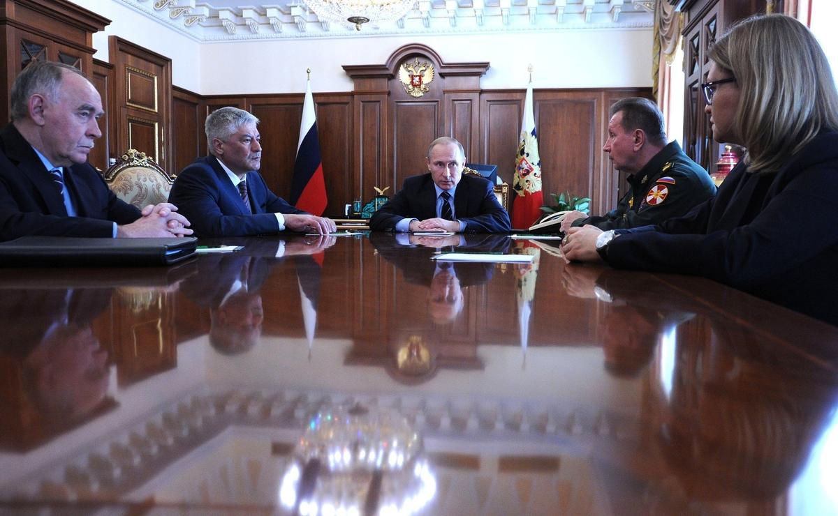 Director of the Federal Drug Control Service Viktor Ivanov, Interior Minister Vladimir Kolokoltsev, Commander of Internal Troops Viktor Zolotov, and First Deputy Director of the Federal Migration Service Ekaterina Egorova during a meeting with Vladimir Putin. Photo: Kremlin.ru