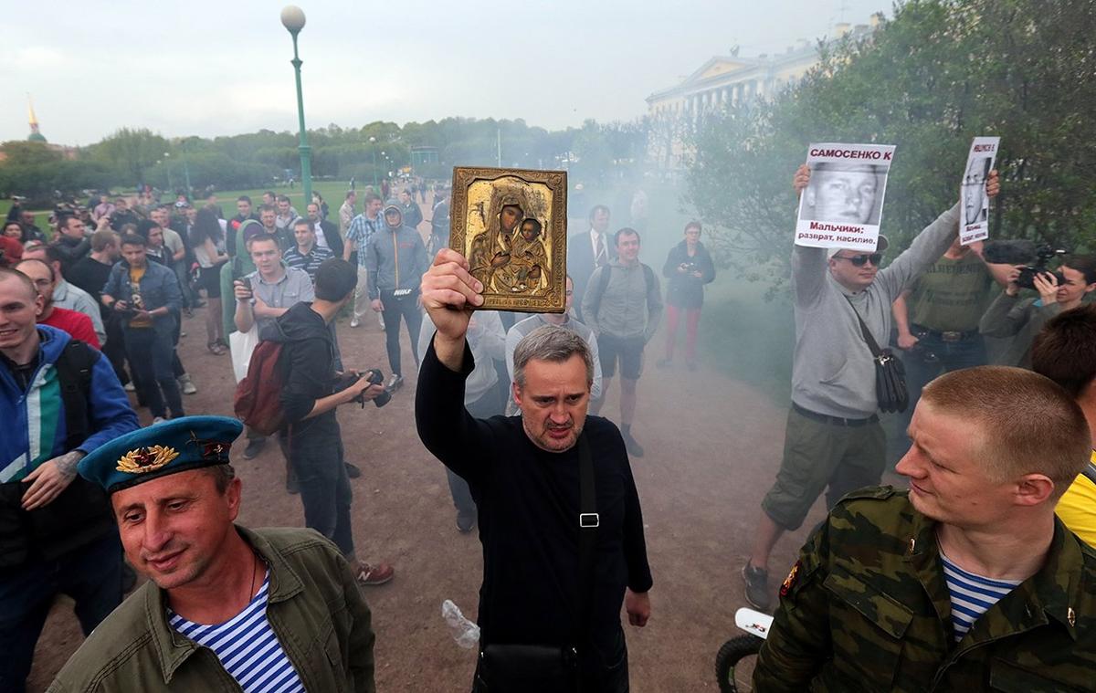 Члены партии «Русские националисты» на митинге, посвященном Международному дню борьбы с гомофобией, на Марсовом поле в Санкт-Петербурге, 17 мая 2013 года. Фото: Анатолий Мальцев / EPA