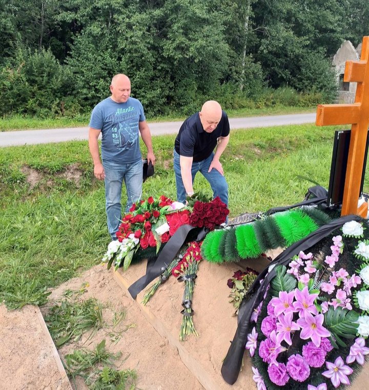 Евгений Пригожин на могиле бывшего заключенного, погибшего на Донбассе. Фото: vk.com / Пресс-служба компании «Конкорд» / Владлен Татарский