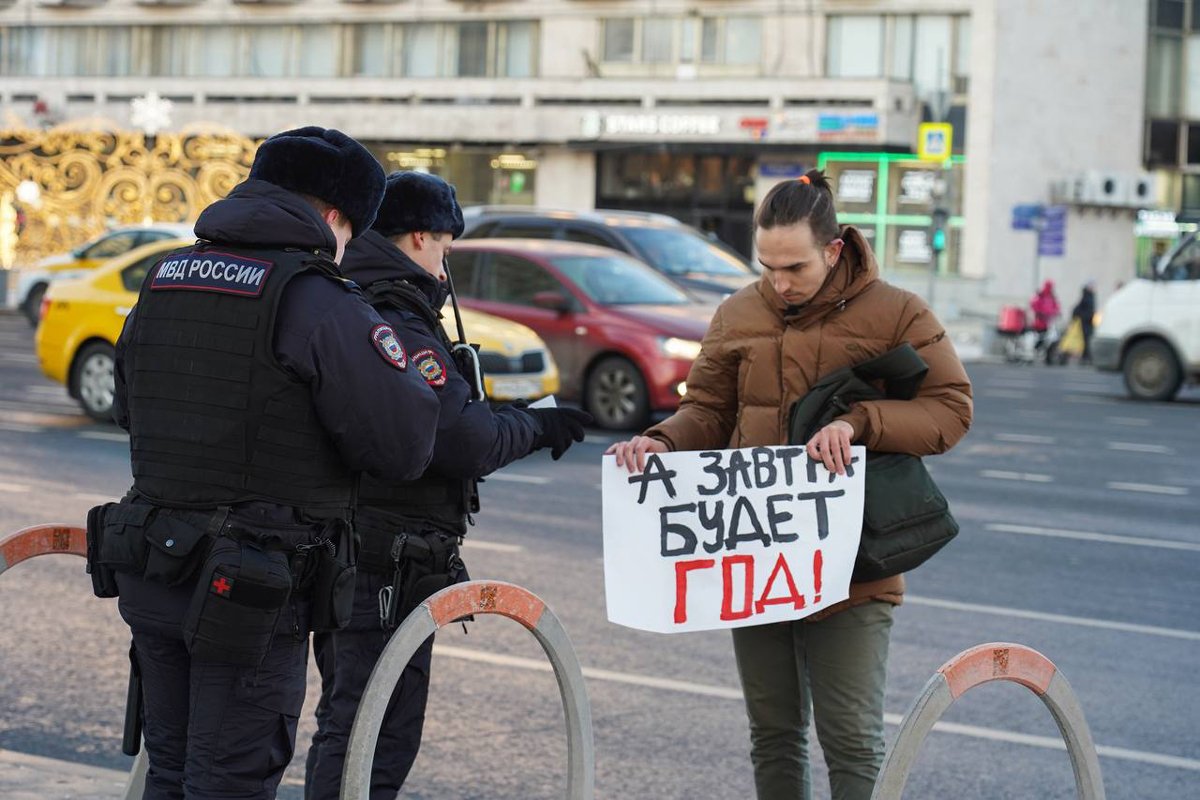 Пикет Никиты Родичева «А завтра будет год!» в Москве, 23 февраля 2023 года. Фото:  Avtozak LIVE