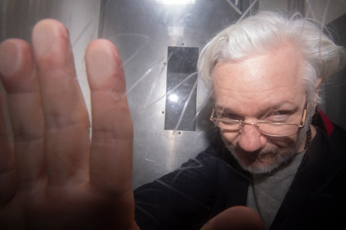 Основатель WikiLeaks Джулиан Ассанж покидает Вестминстерский суд в Лондоне, Великобритания, 13 января 2020 года. Фото: Facundo Arrizabalaga / EPA-EFE