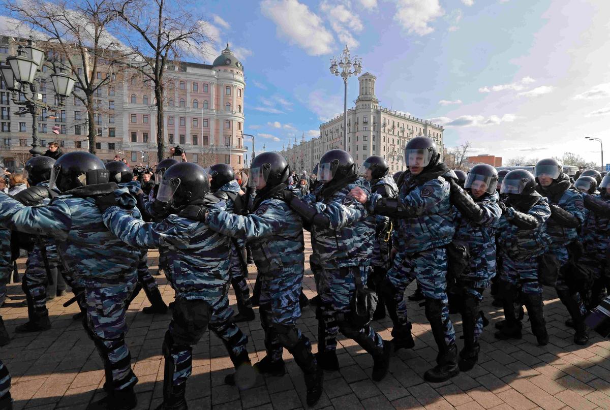 Сотрудники ОМОН во время акции протеста, организованной ФБК, Москва, 2017 год. Фото: EPA / YURI KOCHETKOV