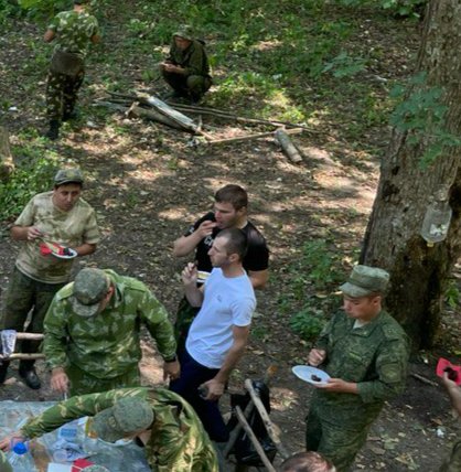 Погибшие товарищи Ефремова: Влад Шайдаров (справа снизу в офицерской форме), Хабиб Джанаев (в черной футболке), Рауль Сабралиев (вдали на корточках), Руслан Эстамиров (в белой футболке). Эстамиров — единственный, чье имя не фигурирует в публикациях о погибших. Ефремов полагает, что это его останки остались ненайденными. Фото из личного архива Константина Ефремова