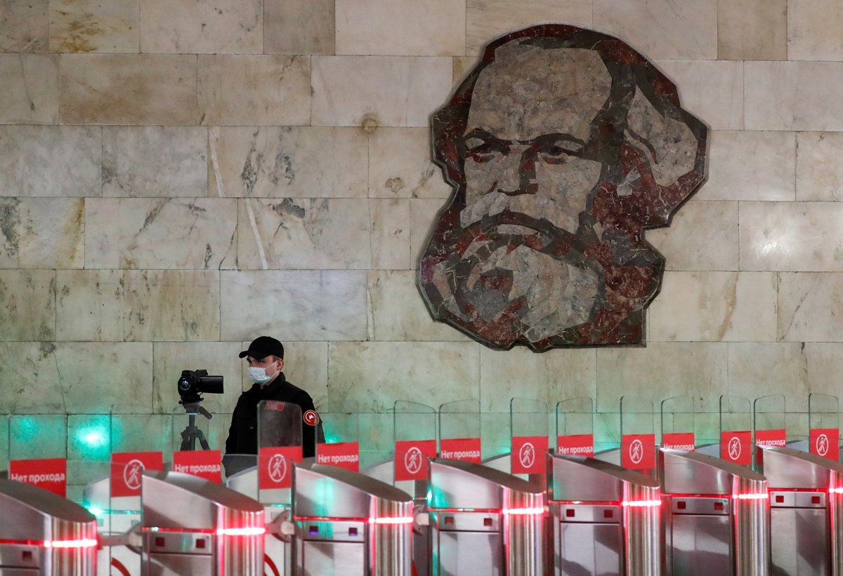 Полицейский на входе в московское метро. Фото: Шамиль Жуматов / Reuters / Scanpix / LETA