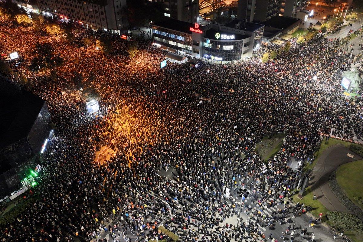 Вид на митинг около железнодорожного вокзала с высоты, Нови Сад, 5 ноября 2024 года. Фото: Fedja Grulovic / Reuters / Scanpix / LETA