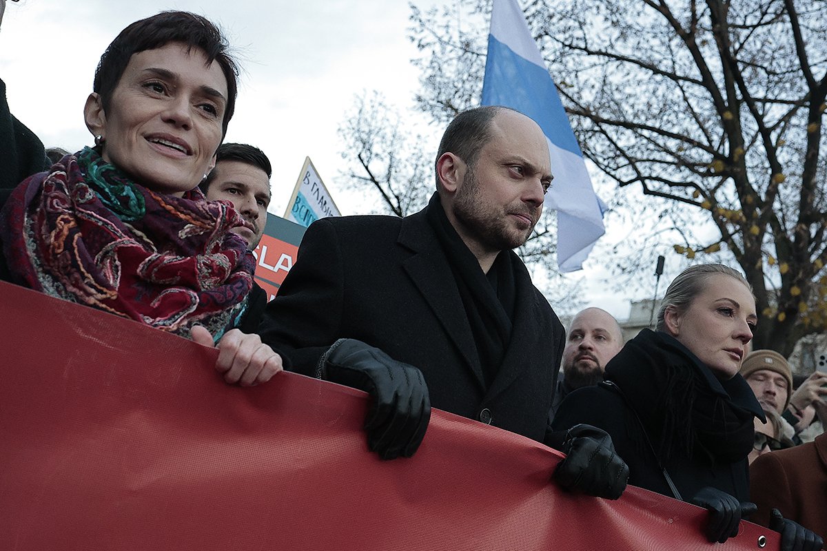 Юлия Навальная, Владимир и Евгения Кара-Мурза на митинге. Фото: Василий Крестьянинов / «Новая газета Европа»