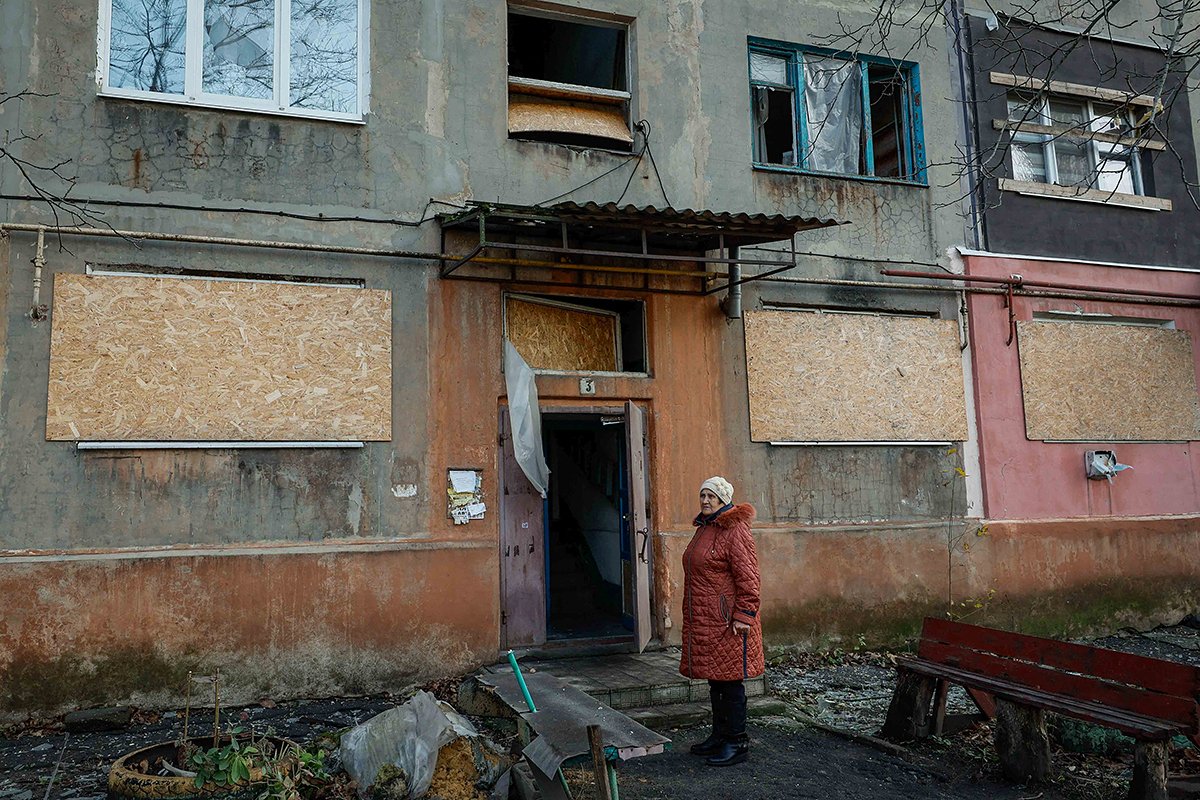 Спасатели самопровозглашенной Донецкой Народной Республики разминируют территорию в центре Волновахи, Украина, 11 апреля 2022 года. Фото: Сергей Ильницкий / EPA-EFE