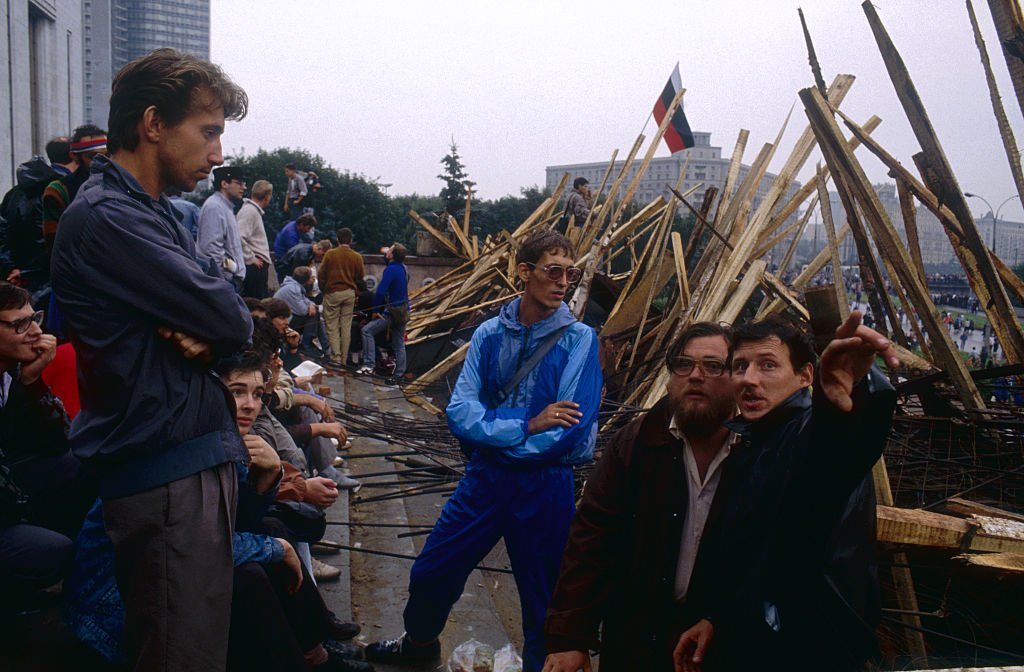 Баррикады у Белого дома в Москве во время путча 1991 года. Фото: Alain Nogues / Sygma/Sygma / Getty Images