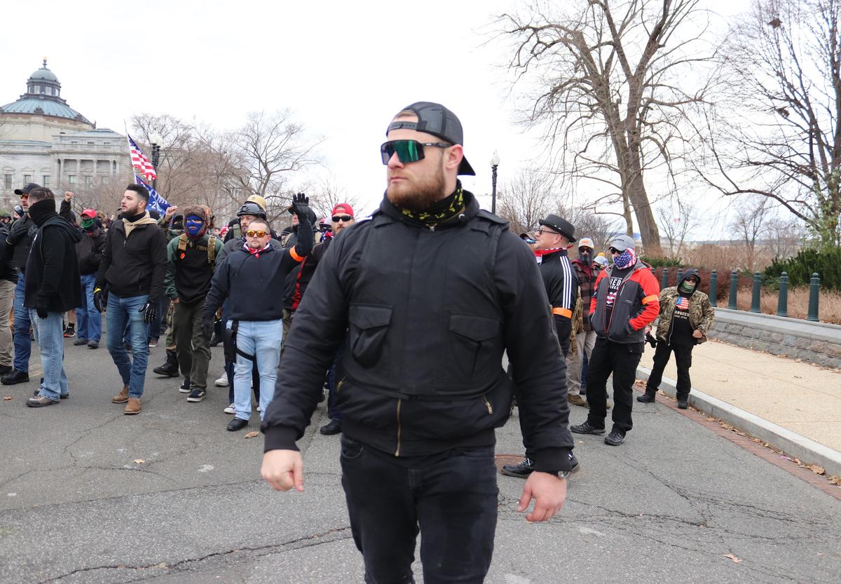 PROUD BOYS маршируют перед Верховным судом США, 6 января 2021 г.  Wikimedia Commons , Elvert Barnes Photography