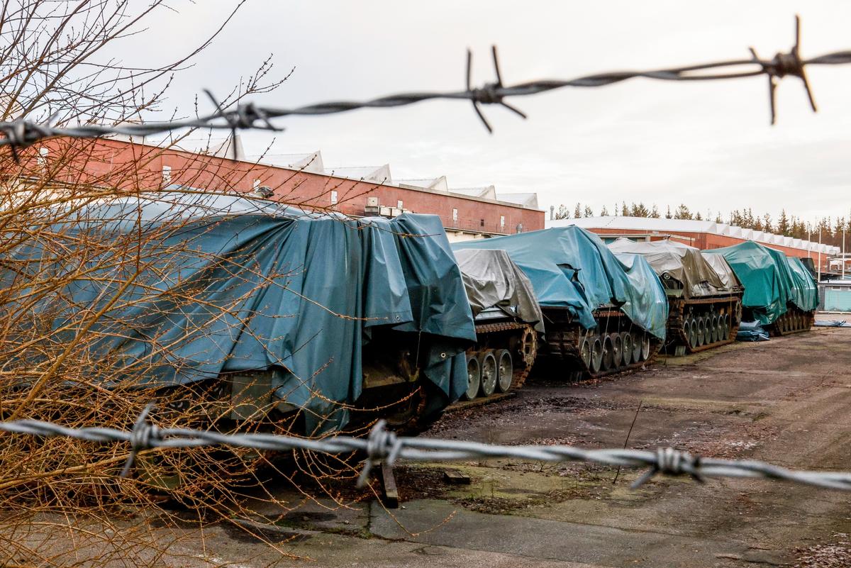 Боевые танки Leopard 1, одобренные к отправке в Украину, на территории завода Flensburger Fahrzeugbau Gesellschaft. Фото: Axel Heimken / picture alliance / Getty Images