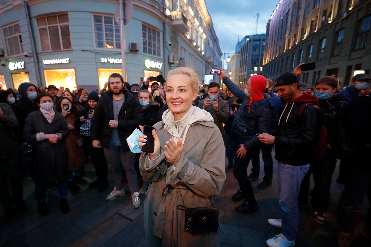 Люди аплодируют Юлии Навальной, жене Алексея Навального, во время митинга оппозиции в Москве, 21 апреля 2021 года. Фото: Сергей Ильницкий / EPA-EFE