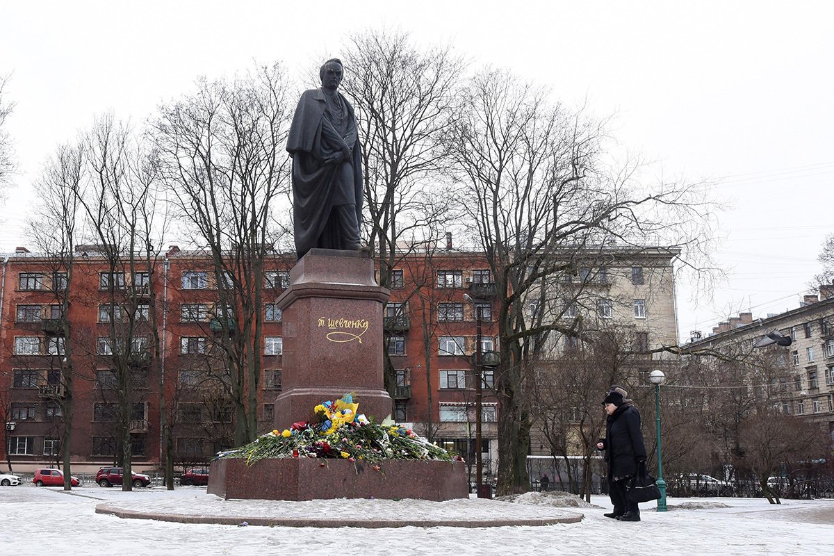 Цветы у памятника украинскому поэту Тарасу Шевченко в Санкт-Петербурге 22 января 2023 г. Фото: Александр Коряков / Коммерсантъ / Sipa USA / Vida Press