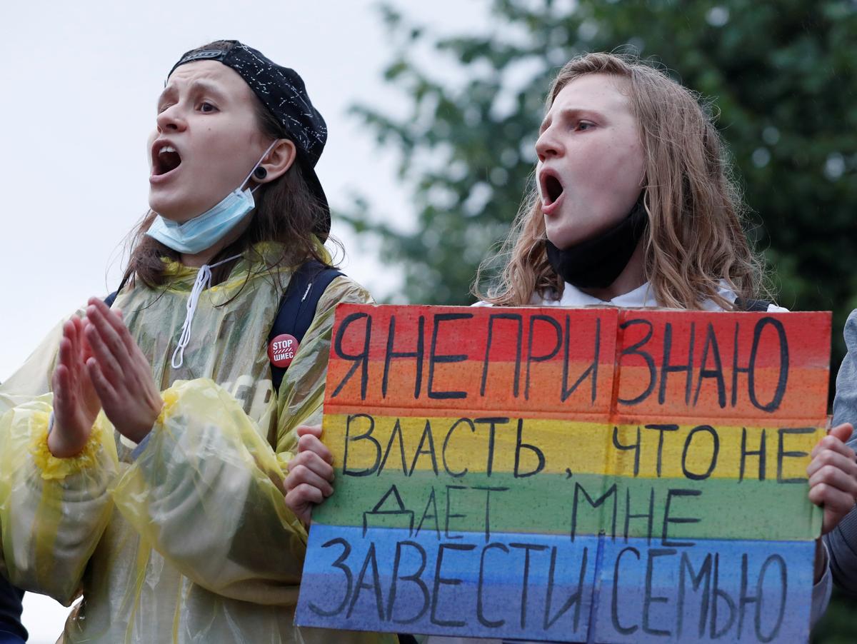 ЛГБТ-активисты принимают участие в акции протеста против поправок в Конституцию России и результатов общероссийского голосования по конституционным реформам в Москве, Россия, 15 июля 2020 года. Фото: REUTERS/Shamil Zhumatov