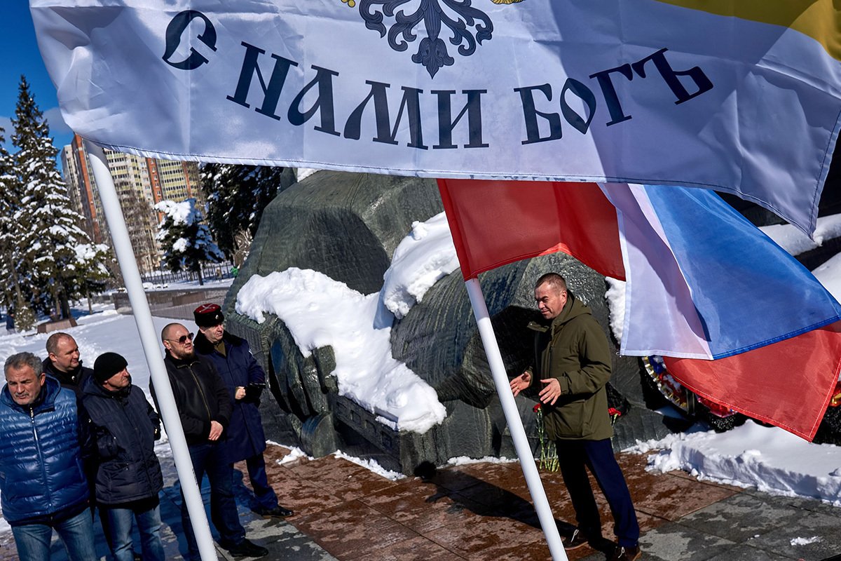 Националисты с монархическими и патриотическими флагами проводят митинг у советского монумента Славы на улицах Воронежа, 6 марта 2022 года. Фото: Mihail Siergiejevicz / SOPA Images / LightRocket / Getty Images