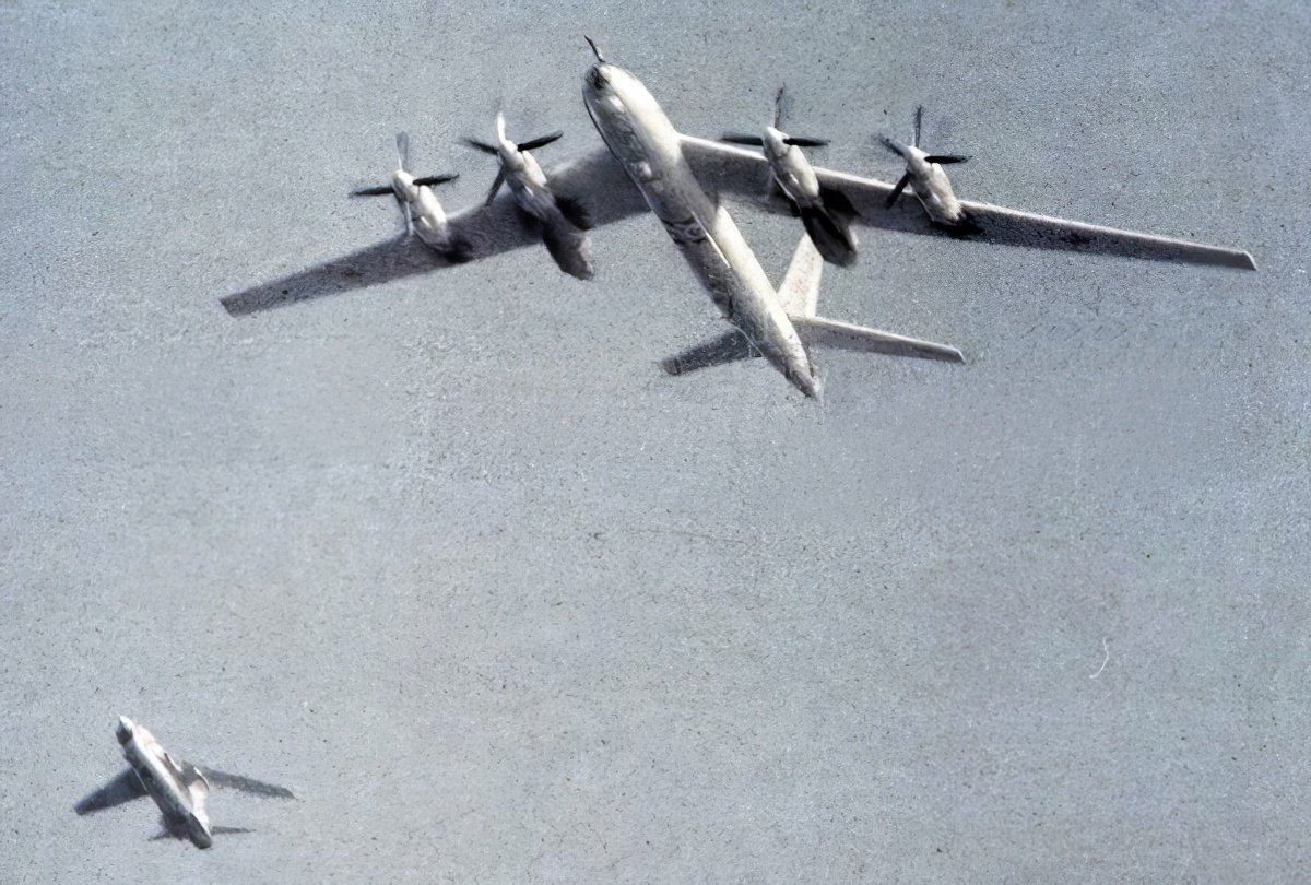 F-8H Crusader с авианосца USS Hancock сопровождает советский стратегический разведывательный самолёт Ту-95 (на переднем плане). Фото: Военно-морские силы США / Cobatfor / Wikimedia (PD)