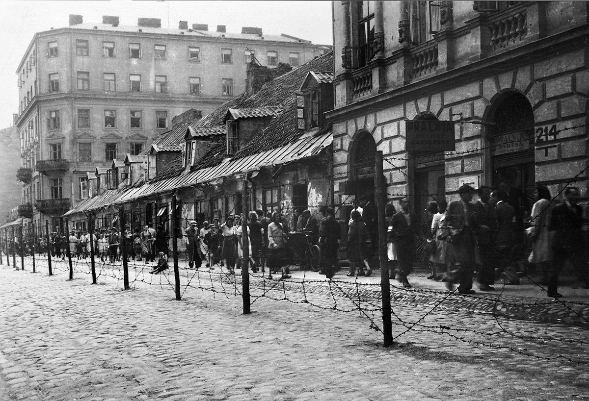 Население варшавского гетто, между 1940 и 1943 годом. Фото: Keystone-France / Gamma-Keystone / Getty Images