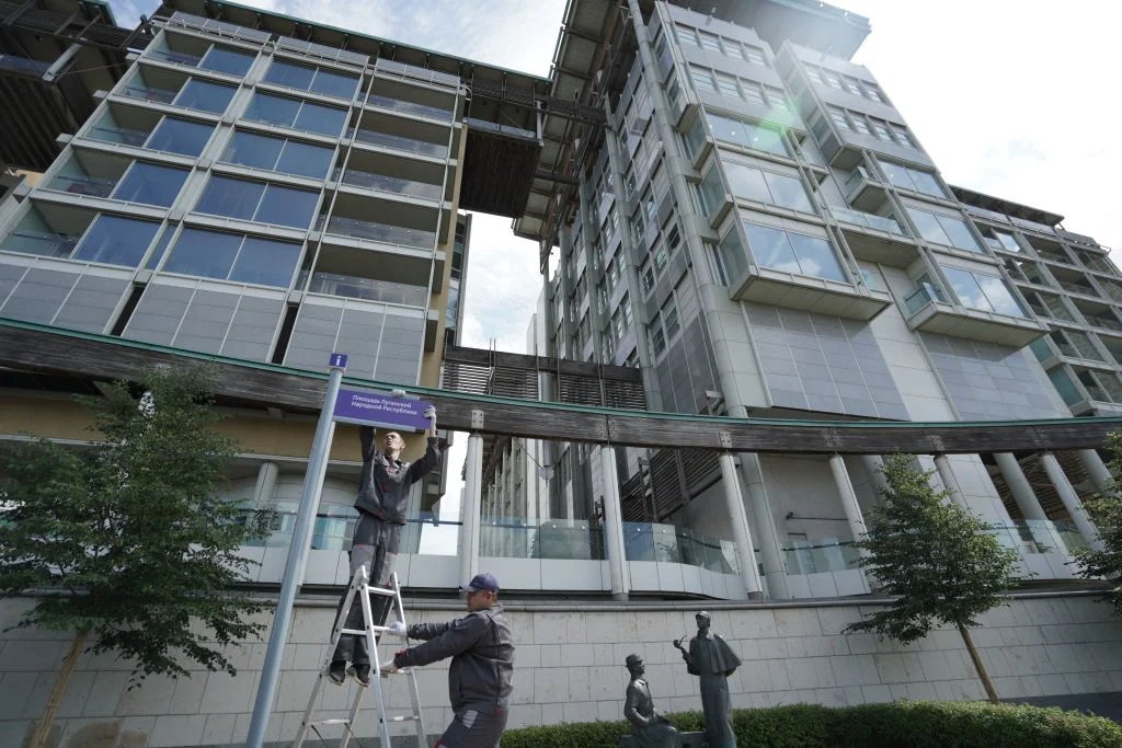 Посольство Великобритании в Москве. Фото: Pelagiya Tihonova / Anadolu Agency / Getty Images