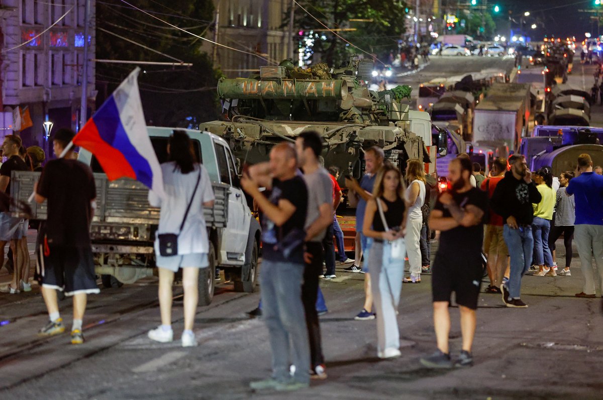 Жители Ростова провожают военнослужащих Вагнера после мятежа, 24 июня 2023 года. Фото: Александр Ермоченко / Reuters / Scanpix / LETA