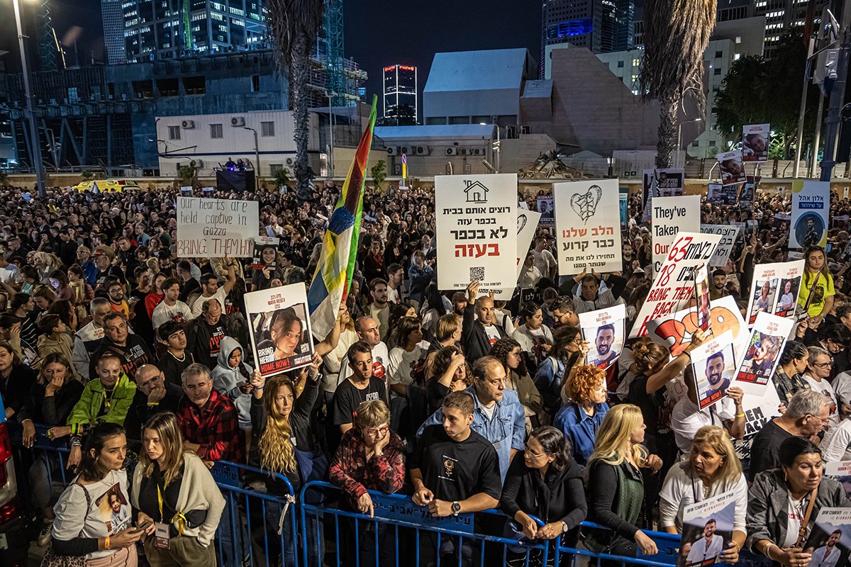 Люди на митинге, организованном ассоциацией «Верните их домой сейчас», в поддержку семей похищенных людей, Тель-Авив, Израиль, 25 ноября 2023 года. Фото: Christophe Petit Tesson / EPA-EFE