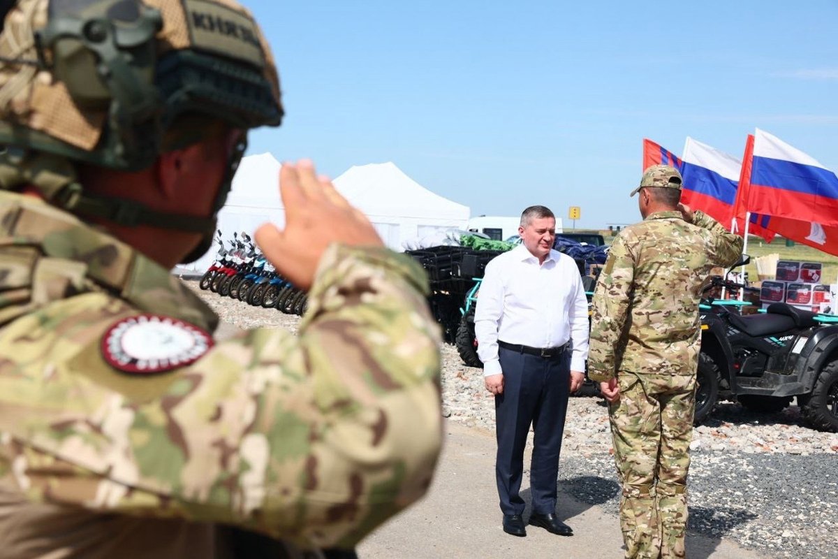 Андрей Бочаров с российскими военнослужащими. Фото:  администрация Волгоградской области  / VK