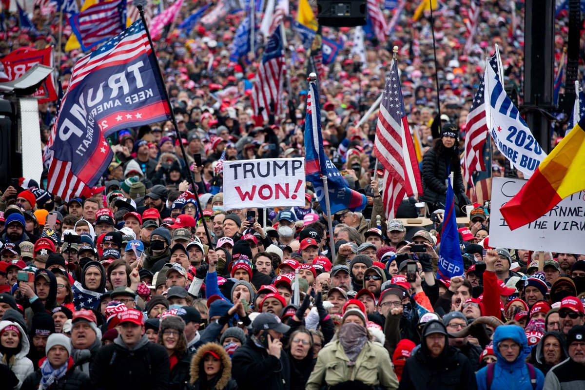 Митинг сторонников Дональда Трампа возле Белого дома в Вашингтоне, США, 6 января 2021 года. Фото: Michael Reynolds / EPA-EFE